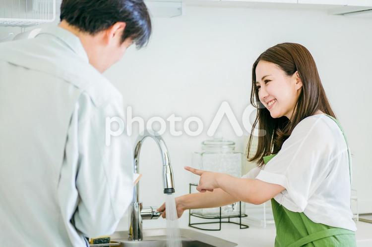 作業着姿の男性と女性（水道・笑顔） 水道屋,水漏れ,漏水の写真素材