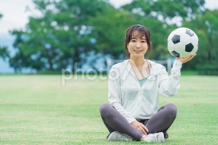 運動場でサッカーボールを持つファンの女性 サッカー,サポーター,ワールドカップの写真素材