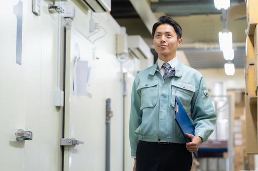 倉庫で働く男性作業員 倉庫で働く男性作業員の写真
