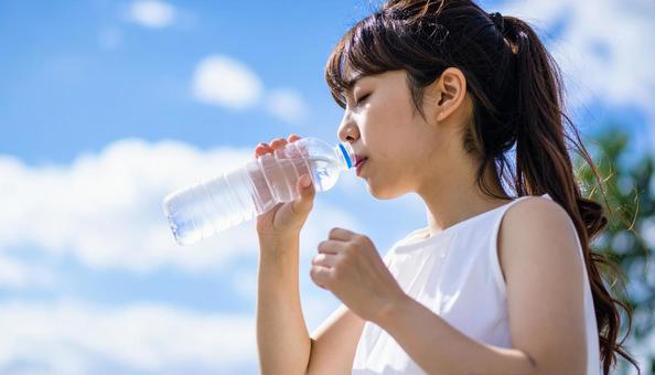 水を飲む女性 水を飲む女性の写真