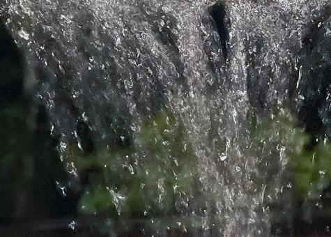 あふれ落ちる雨水 あふれ落ちる雨水 雨,大雨,梅雨の写真素材