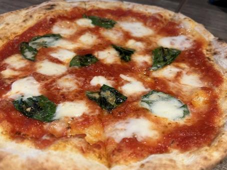 美味しそうな窯焼きマルゲリータのピザ ピザ,マルゲリータ,トマトの写真素材