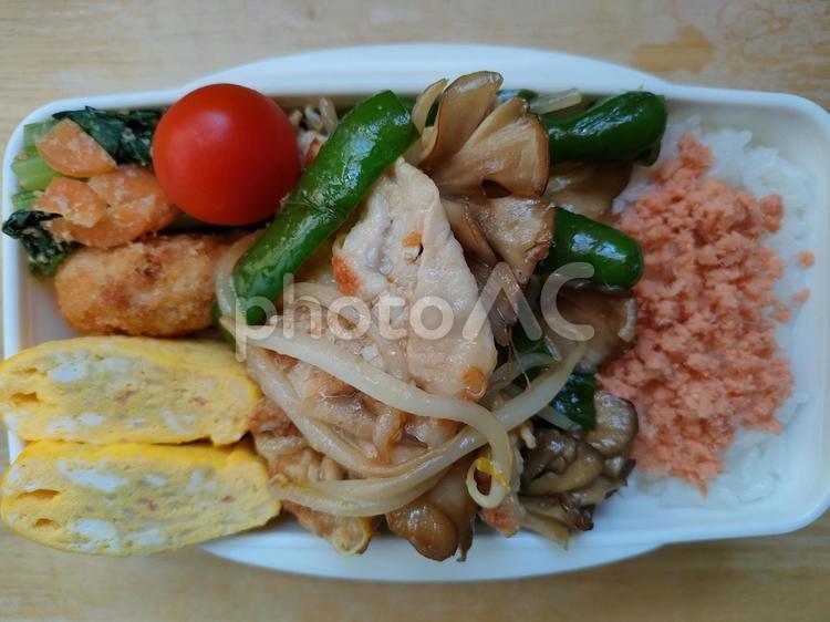 しゃぶしゃぶ肉野菜炒め弁当！ お弁当,お昼ご飯,お昼の写真素材