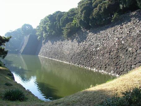 江戸城白鳥濠 江戸城白鳥濠,江戸城の白鳥濠,江戸城白鳥濠の石垣の写真素材