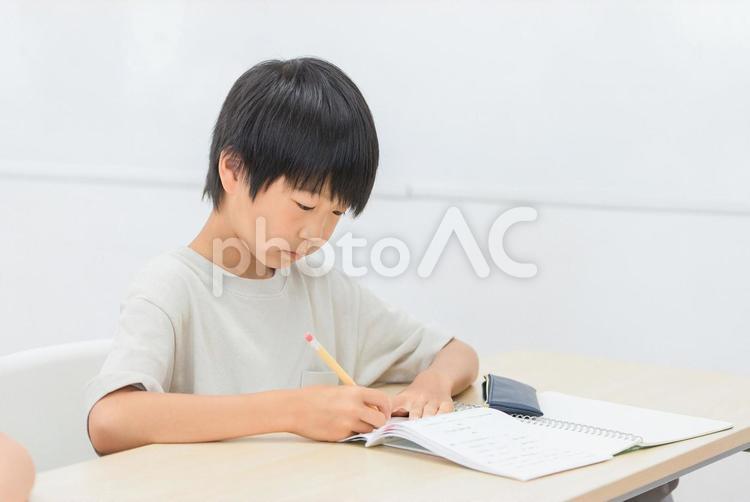 教室・塾で真剣に勉強する小学生の男の子 子供,塾,学習の写真素材