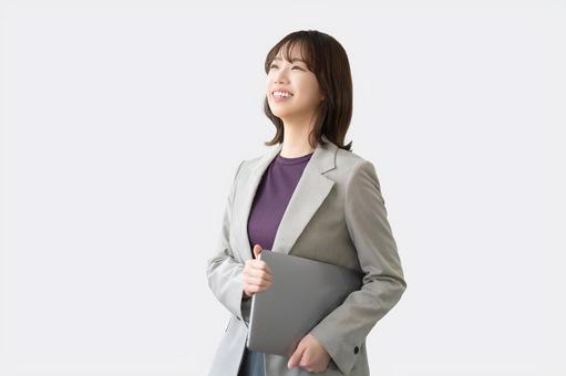 パソコンを持つ女性・ビジネスウーマン 女性,ビジネス,パソコンの写真素材