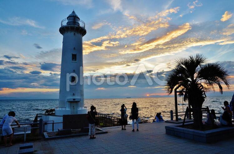 夕暮れ時の灯台 灯台,愛知,知多の写真素材
