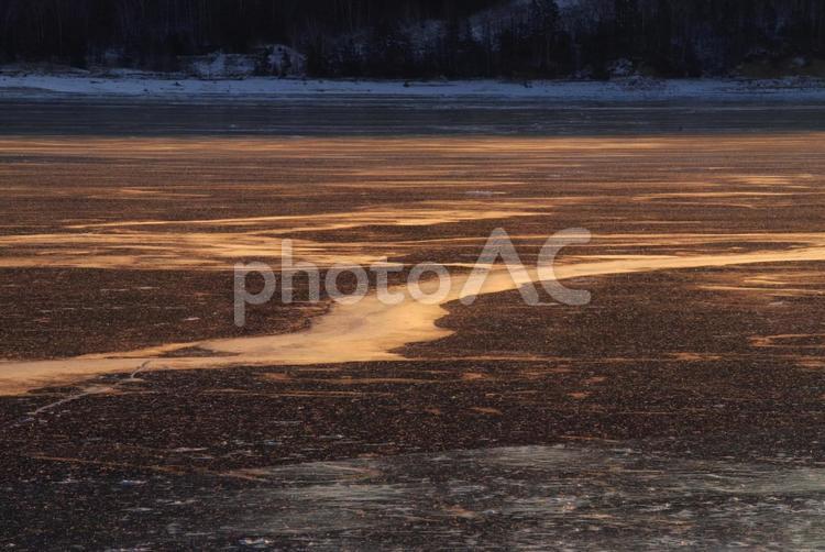 凍てついた朝の糠平湖 自然,風景,景色の写真素材