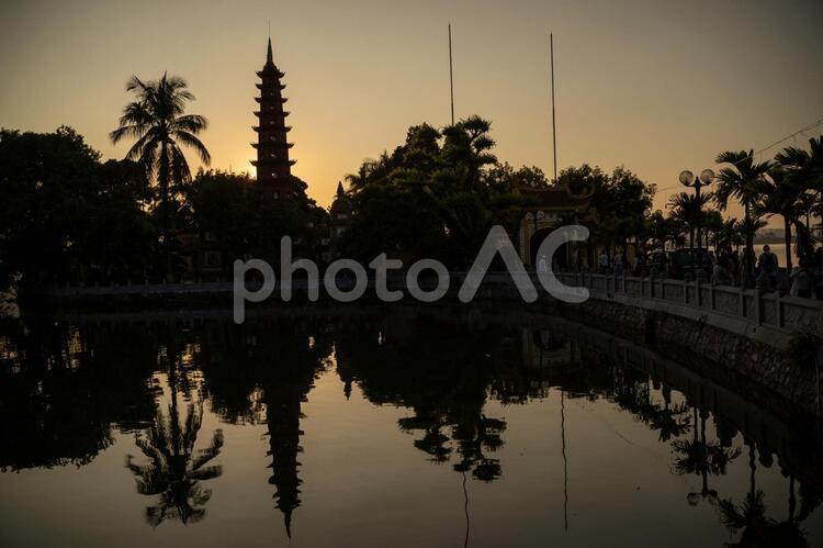【ベトナム】ハノイの鎮国寺（夕陽） ハノイ,ベトナム,夕日の写真素材