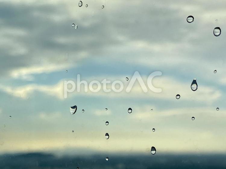水滴のついた窓越しの、夕暮れの空 水滴,窓,幻想的の写真素材