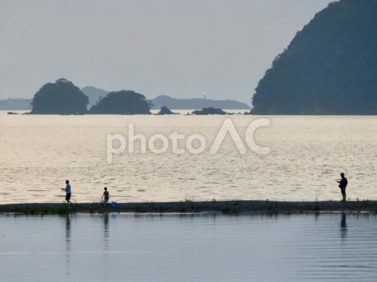 夕暮れの若狭湾と釣り人 夕暮れ,若狭湾,釣り人の写真素材