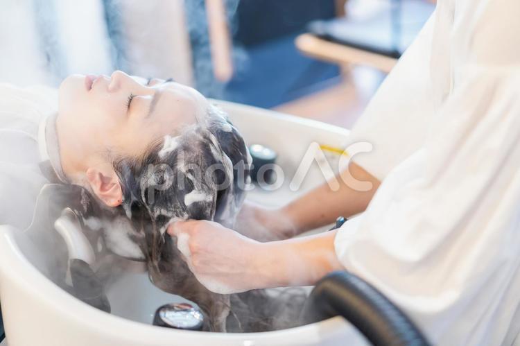 ヘアサロンに通う女性 女性,中国人,ヘッドスパの写真素材