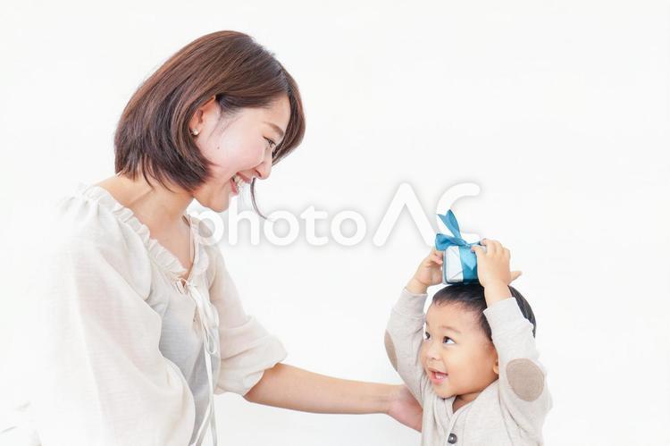 お母さんにプレゼントを渡す子ども 母の日,男子,家族の写真素材