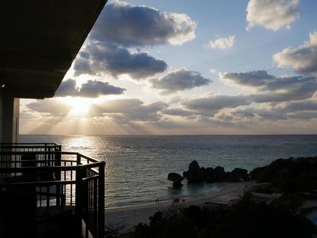 リゾートバルコニーから見るサンセット リゾートバルコニーから見るサンセット ビーチ,夕日,夕方の写真素材
