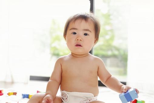 知育玩具で楽しく遊ぶ乳幼児 知育玩具で楽しく遊ぶ乳幼児 知育玩具,知育,教育の写真素材