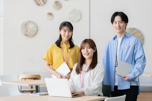 オフィスで働く若いビジネスパーソン オフィスで働く若いビジネスパーソン ビジネス,オフィス,同僚の写真素材