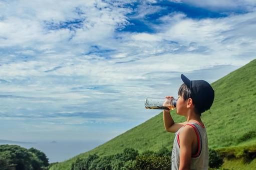 ＜素材＞公園遊び中に水筒のお茶を飲む少年 子供,男性,人物の写真素材