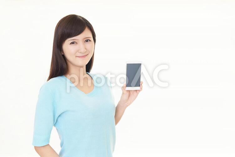 スマートフォンを持つ笑顔の女性 女性,スマートフォン,女の写真素材