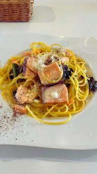 サーモンとほうれん草のクリームパスタ サーモンとほうれん草のクリームパスタ パスタ,サーモン,ほうれん草の写真素材