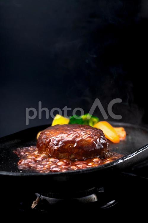 鉄板で焼かれたデミハンバーグ5 ハンバーグ,ひき肉,牛ひき肉の写真素材