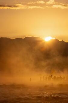 濃霧｜日の出に立つ人々｜立山連峰｜縦 毛嵐,日の出,朝焼けの写真素材