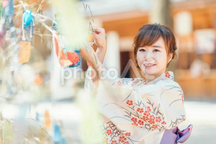 七夕の短冊を飾る女性 七夕,短冊,七夕飾りの写真素材