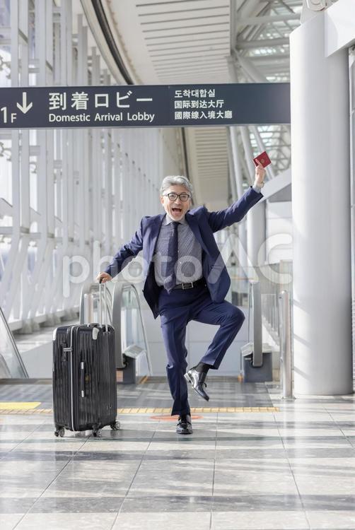 空港　出張が楽しいミドル男性 空港,ビジネス,ミドルの写真素材