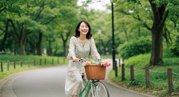 自転車をこぐ女性の写真