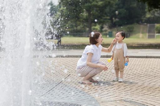 親子 ポートレート 噴水 親子 ポートレート 噴水 の写真