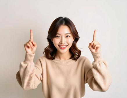 上を指差す女性の写真