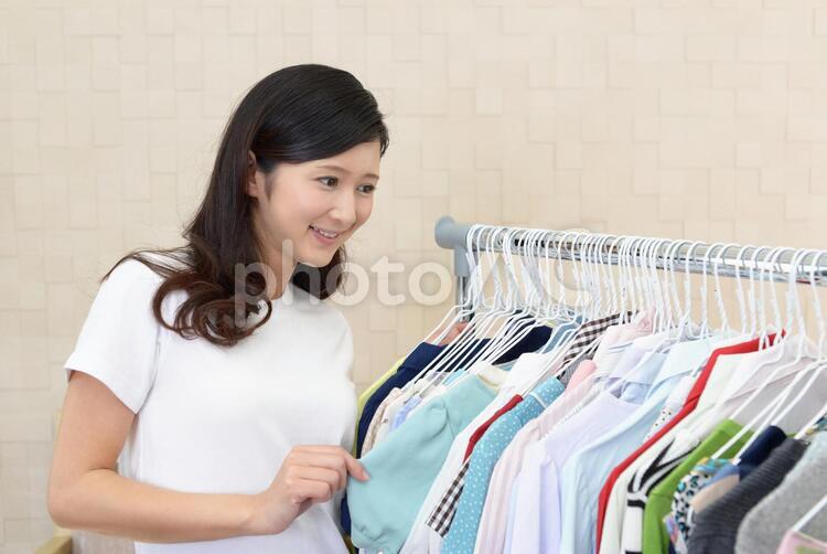 お洒落を楽しむ女性 女性,女,笑顔の写真素材
