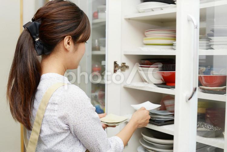 食器を片付ける女性 女性,女,食器の写真素材