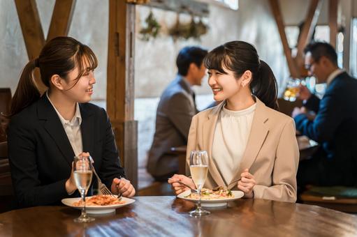 レストランで女子会・パスタを食べるOL レストランで女子会・パスタを食べるOL 女子会,レストラン,パスタの写真素材