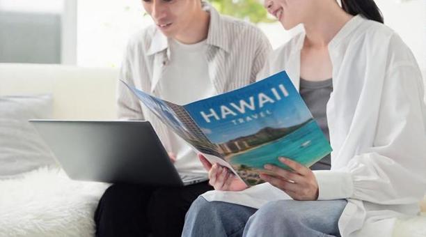 旅行プランを話し合うアジア人カップル 旅行プランを話し合うアジア人カップル 旅行,カップル,女性の写真素材