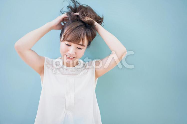 髪をかきあげる女性 ヘア,ヘアケア,ヘアカットの写真素材