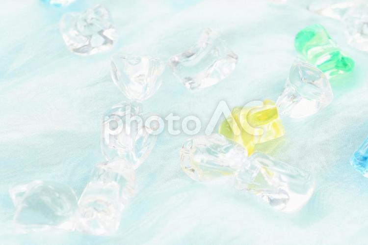 涼し気な夏の背景　水色　透明感のある壁紙 背景画像,きらきら,キラキラの写真素材
