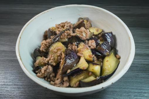 豚ひき肉とナスの甘辛炒め 豚ひき肉とナスの甘辛炒め ひき肉,ミンチ,なすの写真素材