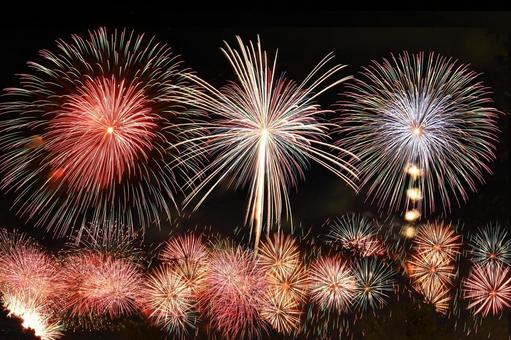 夏の夜空を彩る風物詩 夏の夜空を彩る風物詩 花火,花火大会,夏の風物詩の写真素材