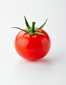 白い背景に一つのミニトマトの写真