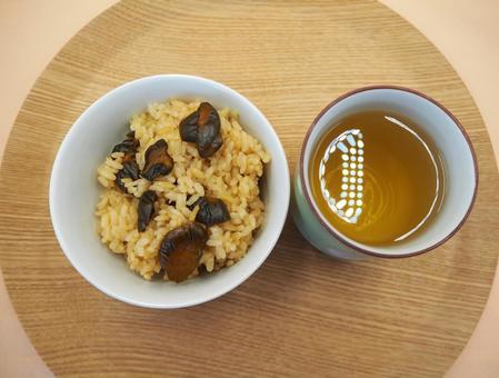 胡瓜の漬物の炊き込みごはん&お茶・手料理 胡瓜の漬物の炊き込みごはん&お茶・手料理 きゅうりの漬物,炊き込みごはん,家庭料理の写真素材