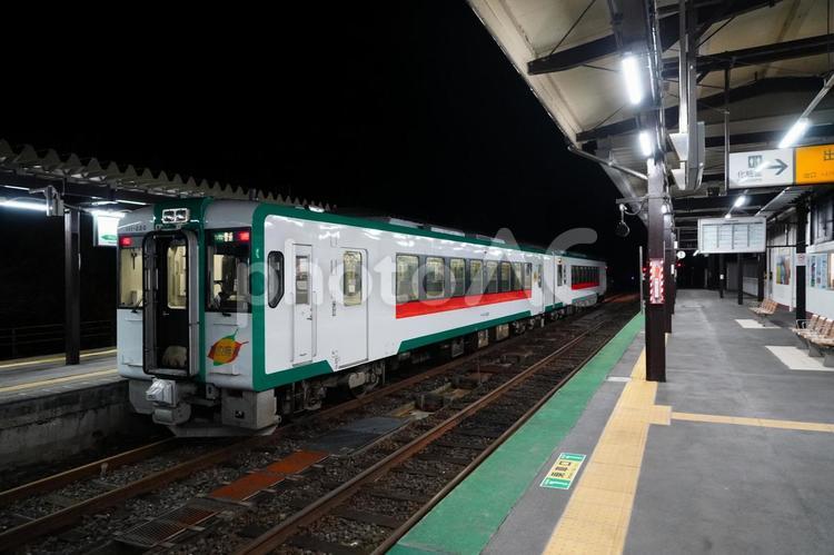 陸羽東線鳴子温泉駅に停車中の普通列車 鉄道,列車,jr東日本の写真素材
