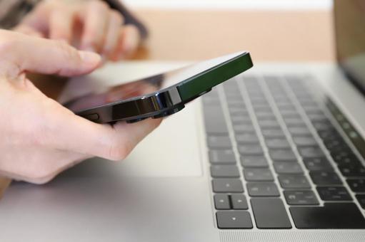 スマートフォンを使う手元 スマートフォン,ノートパソコン,pcの写真素材