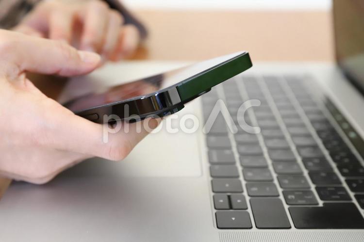 スマートフォンを使う手元 スマートフォン,ノートパソコン,pcの写真素材