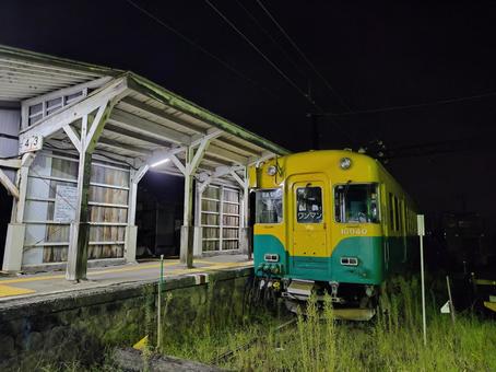 富山地鉄、岩峅寺駅での夜間停泊 富山地鉄、岩峅寺駅での夜間停泊の写真