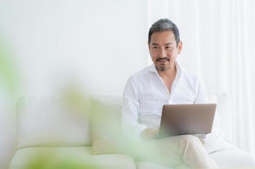 テレワークをするミドルの男性 テレワーク,男性,エンジニアの写真素材