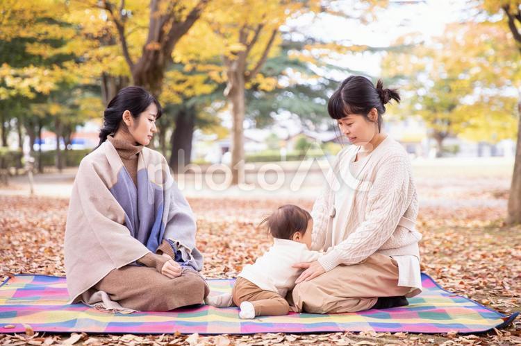 公園でママ友と話す女性（困る） 赤ちゃん,ママ友,悩みの写真素材