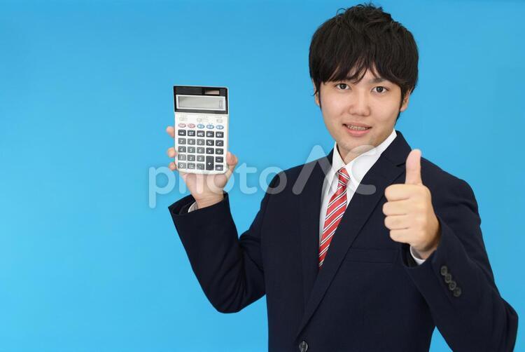 計算機を持つ笑顔のビジネスマン 男性,ビジネスマン,男の写真素材
