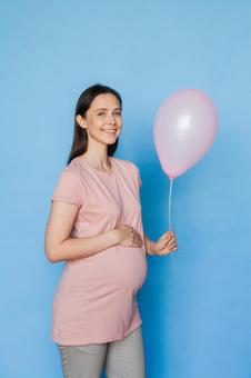 ピンクの風船を持っている妊婦さん ピンクの風船を持っている妊婦さん 女性,人物,風船の写真素材
