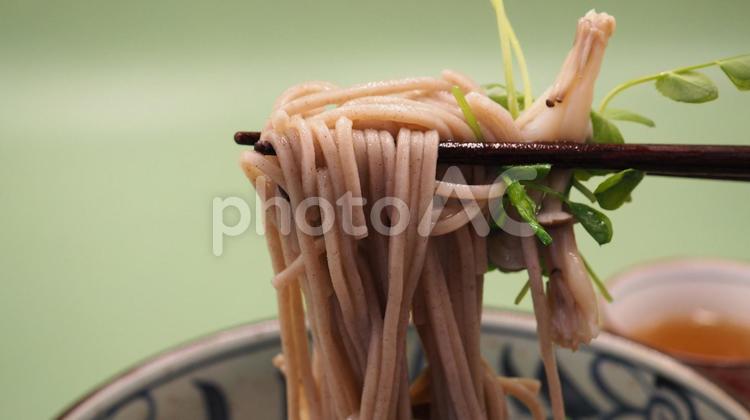 自家製の肉蕎麦・豆苗入り（食べるシーン） 自家製,肉,蕎麦の写真素材