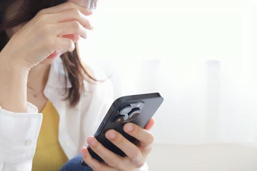 スマホを見て落ち込む女性 スマホを見て落ち込む女性 スマホ,スマートフォン,携帯の写真素材